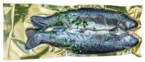 PSTRĄG TĘCZOWY Z ZIOŁAMI NA GRILLA (około 0,60 kg) - SMOLIN FISH (NA ZAMÓWIENIE)