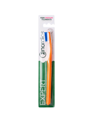 SZCZOTECZKA DO ZĘBÓW EXPERT CURVE 6580 ŚREDNIO TWARDA POMARAŃCZOWA - NORDICS (1 szt.)